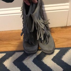 Minnetonka moccasin fringe boots. Size 8